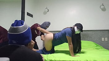 marido cornudo me trajo a su esposa al hotel y me la foll&eacute_ como una puta delante de sus ojos