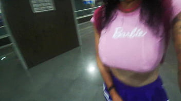 Mega tetona trans exhibiendose en la plaza