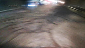 Mega tetona trans exhibiendose en la plaza