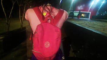 Mega tetona trans exhibiendose en la plaza