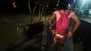 Mega tetona trans exhibiendose en la plaza