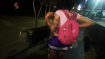 Mega tetona trans exhibiendose en la plaza