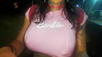 Mega tetona trans exhibiendose en la plaza