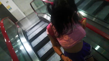 Mega tetona trans exhibiendose en la plaza