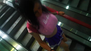 Mega tetona trans exhibiendose en la plaza