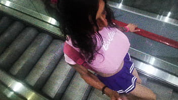 Mega tetona trans exhibiendose en la plaza