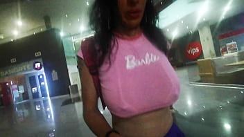 Mega tetona trans exhibiendose en la plaza