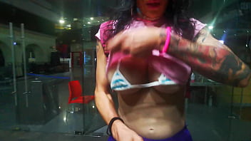 Mega tetona trans exhibiendose en la plaza