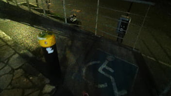 Mega tetona trans exhibiendose en la plaza