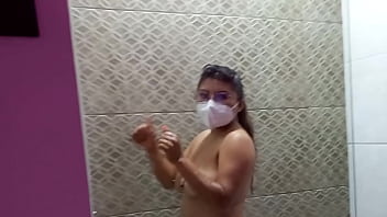ME DUCHO DESPUES DE REALIZAR VARIAS ESCENAS DE PORNO CASERO EN EL HOTEL, MI VAGINA ESTA LISTA PARA FOLLAR INTENSO OTRA VEZ