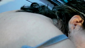 A empregada mim surprendeu no banheiro com um bumbum redondinho