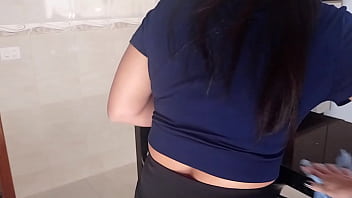 Comi a faxineira gostosa que minha mulher contratou para limpar nossa casa - Completo no RED