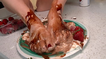 Lexi Belle Makes a Foot Cream Sunday