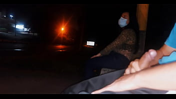 S&eacute_rio !! Eu corro o risco de colocar meu pau na frente dessa mulher esperando o &ocirc_nibus ... Como ela vai reagir?