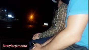 s&eacute_rio!! eu corro o risco de colocar meu pau na frente dessa jovem esperando o &ocirc_nibus... como ela vai reagir?