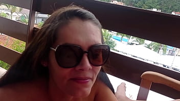 Flagrei minha vizinha pelada na sacada do pr&eacute_dio e ela me chamou para subir no apartamento dela para foder