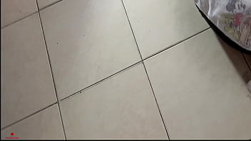 Le ense&ntilde_o al tonto de mi hermanastro a follar con mi jugoso y apretado co&ntilde_o rosadito.