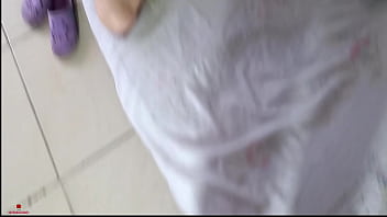 Le ense&ntilde_o al tonto de mi hermanastro a follar con mi jugoso y apretado co&ntilde_o rosadito.