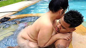 Me pongo duro al ver a la mama de mi novia  semi desnuda en la piscina pt2 follamos, ella monta mi polla