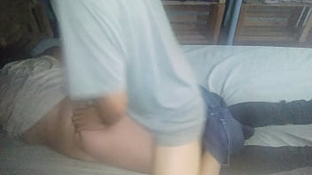 Le baje la calza y la pongo de lado para tener sexo