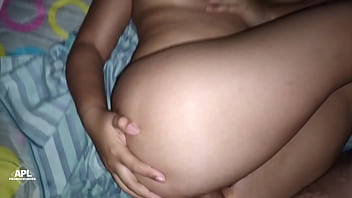 Mi amiga duerme en ropa interior y su gran culo me provoca hasta que no aguanto y terminamos follando sin que nos descubran. PARTE 3