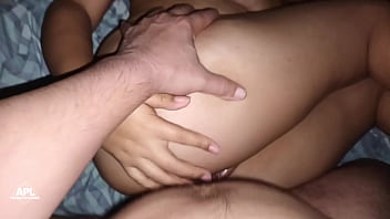 Mi amiga duerme en ropa interior y su gran culo me provoca hasta que no aguanto y terminamos follando sin que nos descubran. PARTE 3