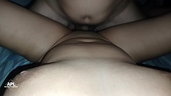 Mi mejor amiga duerme en ropa interior y su gran culo me provoca hasta que no aguanto y terminamos follando sin que nos descubran. PARTE 2