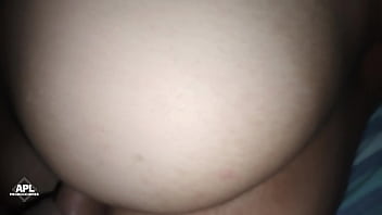 Mi mejor amiga duerme en ropa interior y su gran culo me provoca hasta que no aguanto y terminamos follando sin que nos descubran. PARTE 2