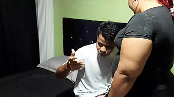 La cachonda de la se&ntilde_ora del servicio me da una rica chupada de polla mientras no hay nadie