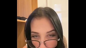 JOI Aluna safada precisa passar de ano e chupa professor ate receber leitinho na cara - Wine Flaming