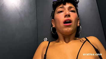 Ersties - Leidenschaftlicher Lesben-Sex auf der Zugtoilette