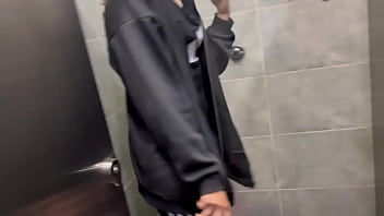 Mi compa&ntilde_era gimnasio y yo nos encontr&aacute_bamos calientes y terminamos masturbandonos en el ba&ntilde_o del gimnasio.