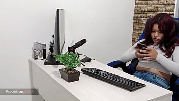 hago lo que sea por trabajar, le hago un oral, me la follo , la pongo a mamar pero no me bote