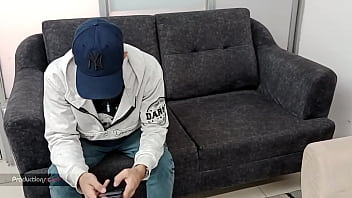 me follo a mi amigo gay y me sorprendio con la tremenda verga que tenia me puso bien cachonda