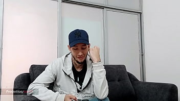 me follo a mi amigo gay y me sorprendio con la tremenda verga que tenia me puso bien cachonda