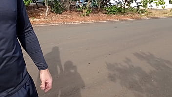 Putinha fez um boquete de gra&ccedil_a em mim no meio da rua ,n&atilde_o pude resistir e depois me ferrei porque minha esposa descobriu por causa deste v&iacute_deo que deixei ela gravar