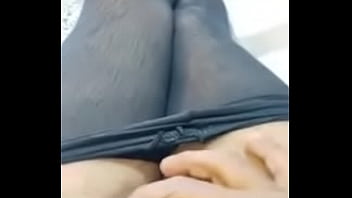 Chica tv gozando con pantimedias