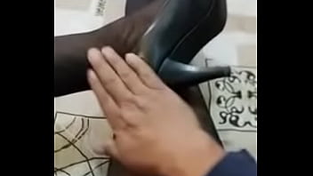 Chica tv gozando con pantimedias