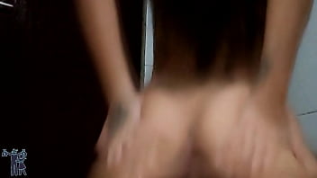 Vizinho come&ccedil_ou a bater na parede por causa do barulho, fomos para a cozinha terminar a foda