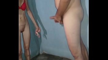 La gimnasta realizando ejercicios de estiramiento y ordenamiento de verga!! .