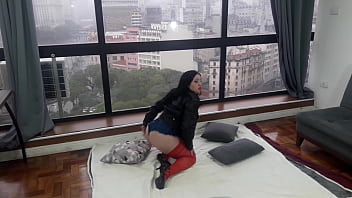 Gostosa fodendo na janela para todo mundo assistir (Kitty big ass)