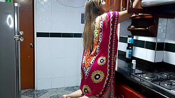 Sorprendo a mi hermantras en la cocina y le chupo su rico co&ntilde_o pt1