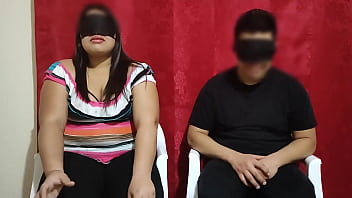 Concurso del cornudo: la esposa participa en un reto de adivinar que tiene en su boca mientra su esposa esta a su lado ella termina chupando la polla del desconocido mientras su esposo no se entera