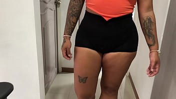 GRABANDO EL CULO EN SHORT DE MI MADRASTRA CALIENTE MIENTRAS ORGANIZA LA SALA (DRESSING, BRUNETE, BIG ASS, THONG)