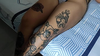 Mi novia estrena sus tangas y me muestra como le quedan