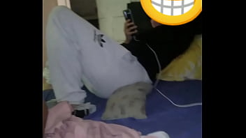 Trio casero con mi esposa y su amiga. Le afeitados la vagina antes de com&eacute_rsela.