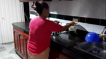 Una deliciosa mamada en la cocina