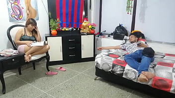 mientras descansaba llega mi hermano con ganas de follar y como no le pongo cuidado busca la manera de follar mi co&ntilde_o