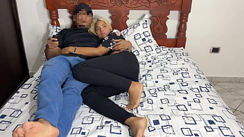 Viendo Pel&iacute_cula con Mi Novio y su Mejor Amigo que se Acuesta al Lado mio y Empieza a Tocarme el Culo al Lado de mi Novio Distraido NTR Netori