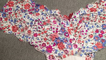 Me vine en el cachetero floriado de mi mejor amiga